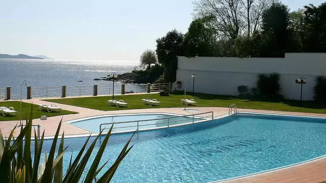 Escapade avec spa et dîner à l'hôtel au bord de la plage.