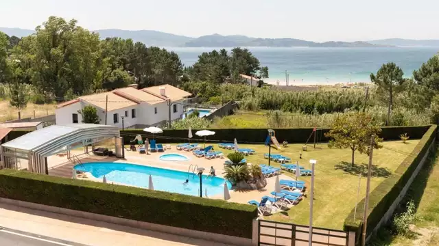 L'été en Galice avec vue sur la mer et cocktail