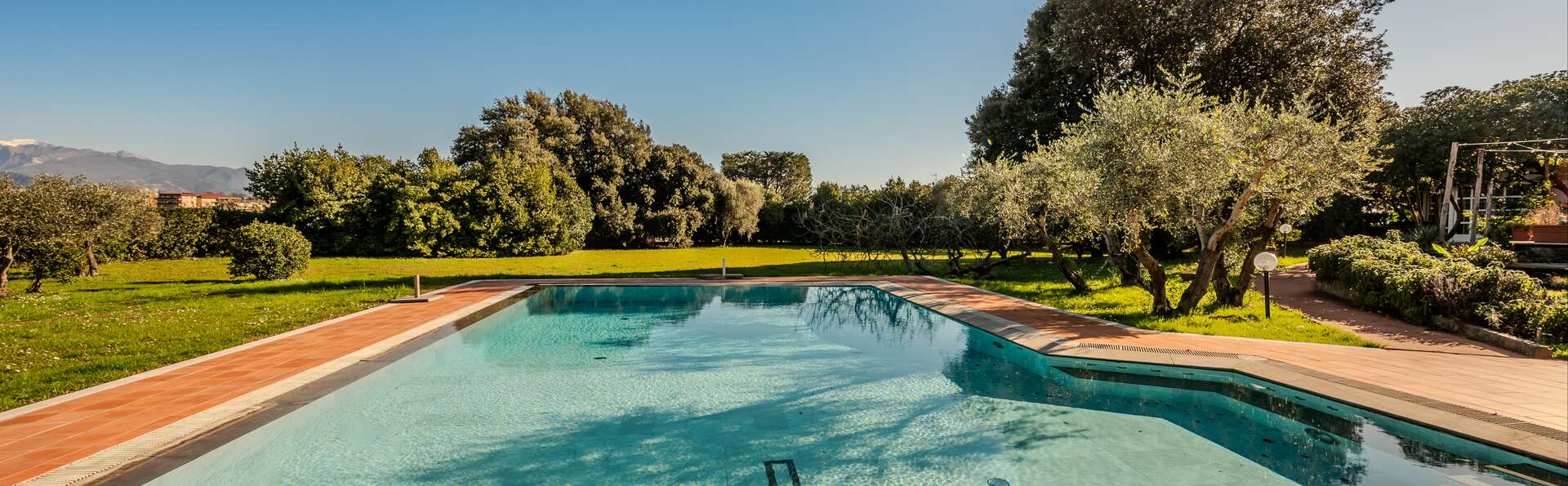 Hôtel à Sarzana, Ligurie, avec piscine extérieure et petit déjeuner