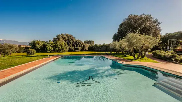 Hotel en Sarzana, Liguria, con piscina exterior y desayuno