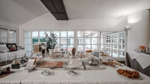 Hotel en Sarzana, Liguria, con piscina exterior y desayuno