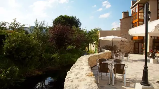Escapade romantique à O Valadouro avec dîner pour deux et chambre à baldaquin.