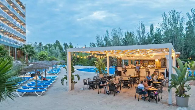 Vacaciones en pension completa con un nino incluido en la Costa Daurada