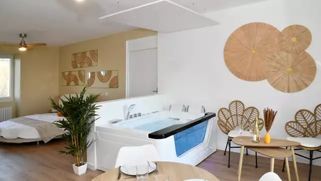 Escapada romántica con bañera de hidromasaje y vistas a Vercors.