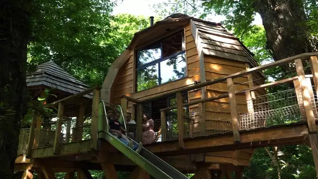 Soggiorno in famiglia in una cabina insolita nella foresta.