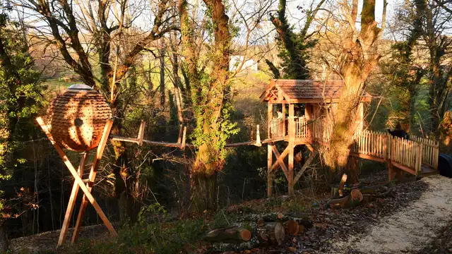 Escapada romántica en un nido suspendido en el bosque