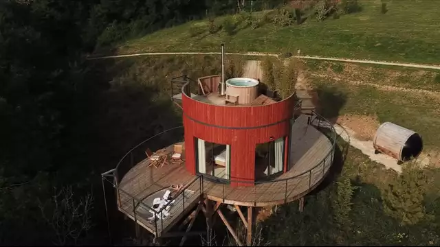 Estancia de bienestar con spa y sauna en un alojamiento insólito.