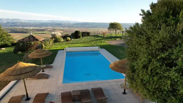 Estancia de bienestar con spa y sauna en un alojamiento insólito.