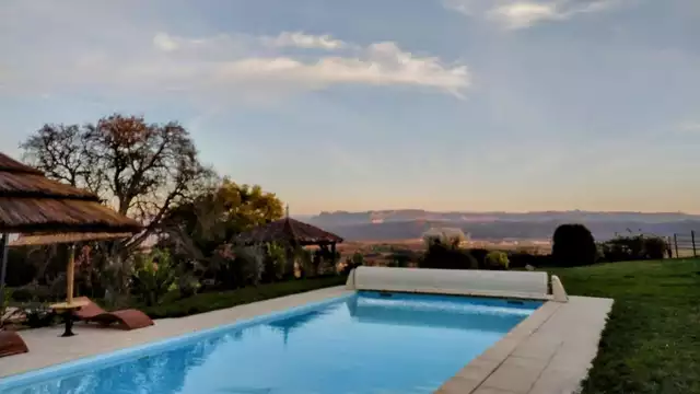 Estancia de bienestar con spa y sauna en un alojamiento insólito.