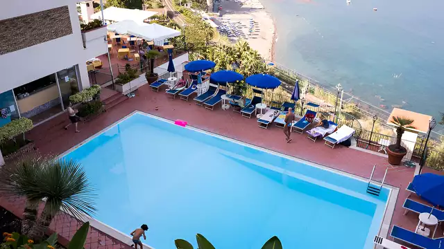 Hotel a Taormina con piscina vista mare