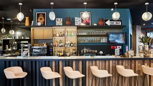 Disfruta de París en un 4* de diseño con cócteles, tapas y salida tardía