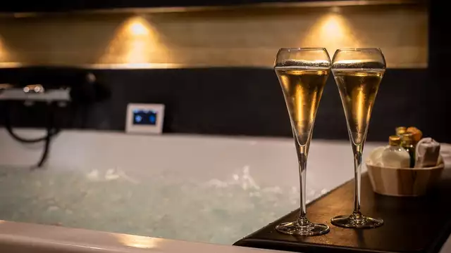 Escapada romántica con bañera de hidromasaje en la suite, en el corazón de Alsacia.