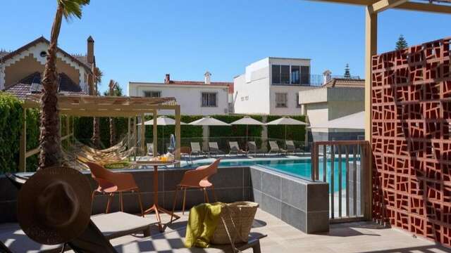 Escapada premium en suite con terraza y acceso directo a la piscina