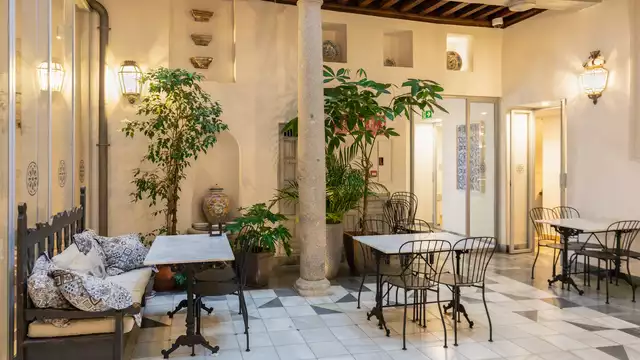 Luxe hotelarrangement met ontbijt en een fles cava inbegrepen.