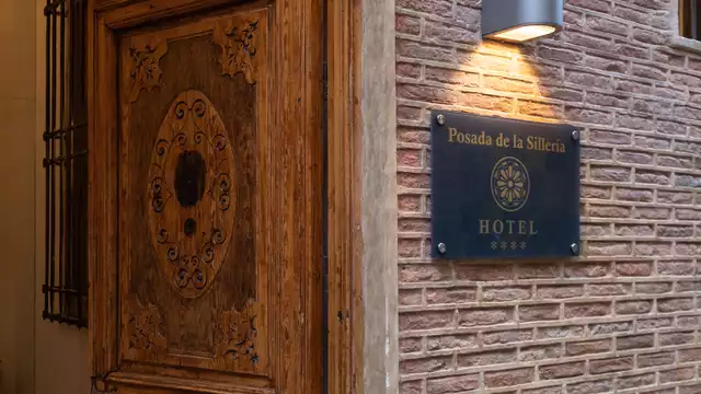 Escapade en chambre double supérieure avec petit-déjeuner et bouteille de cava inclus.