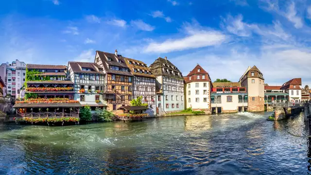 Escapade 4* avec baignoire balnéo à Strasbourg à deux pas de la cathédrale et la Petite France