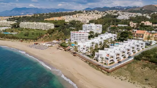 Disfruta de hotelazo a pie de playa en Calahonda con piscina, jacuzzi, sauna y más!