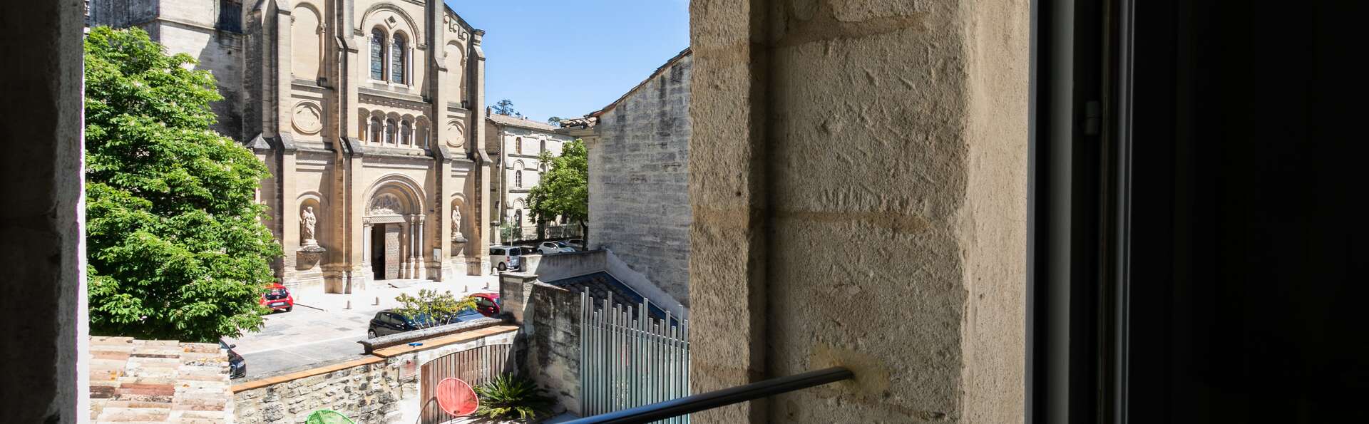 Séjour cocooning en suite famille deluxe avec vue sur la piscine