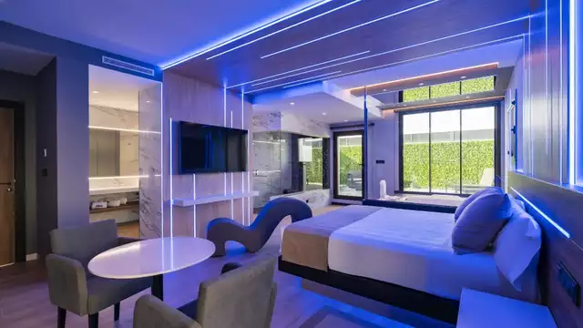 Explosion d'amour : cava, love box, fauteuil tantra et jacuzzi privé.