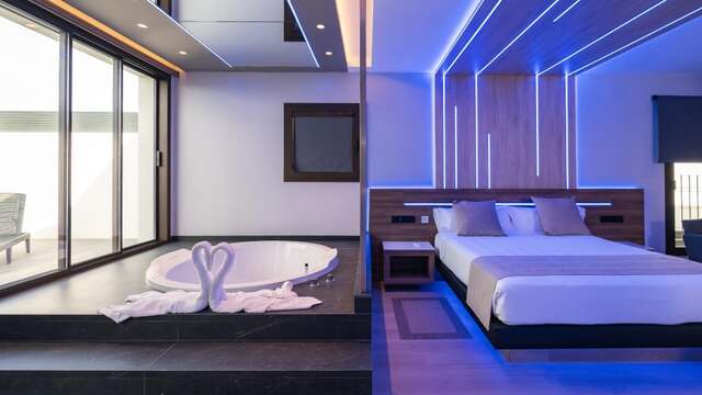 Noche de amor con sorpresas en una suite con jacuzzi privado