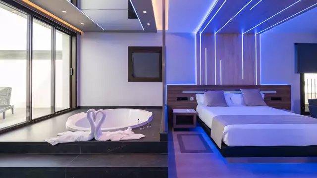 Noche de amor con sorpresas en una suite con jacuzzi privado
