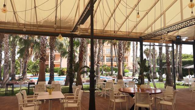 Escápate a Alicante y disfruta de un entorno único con vistas al golf