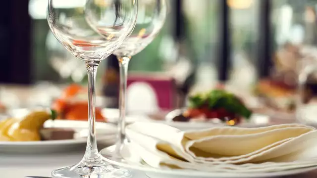 Geniet van je verblijf met ontbijt en diner in Madrid.