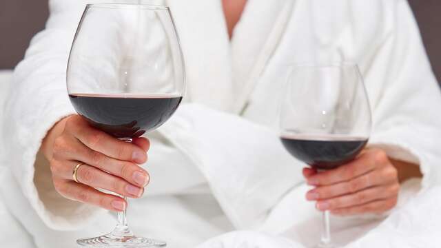 Copa de vino y detalle de bienvenida