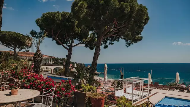 Profitez d'une escapade en chambre suite avec vue mer à Lloret de Mar