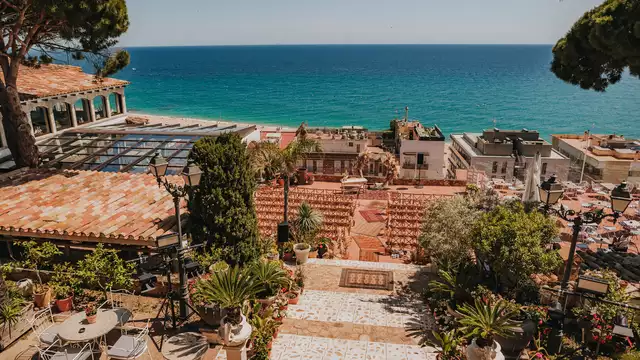 Escapade de luxe en pension complète : suite junior avec terrasse et vue sur la mer