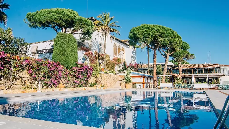 La Costa Brava al completo Pension completa y zona relax en hotel con mucho encanto
