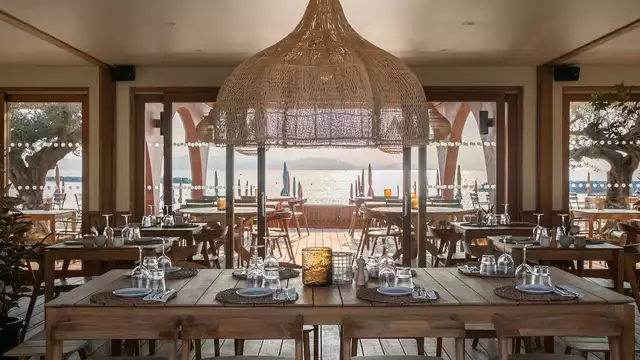Escapada a bordo del mar en la Costa Azul con masaje y cena tradicional
