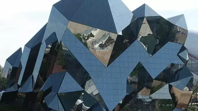 Alójate en Château de Périgny y explora Futuroscope, a solo 20 minutos en coche.