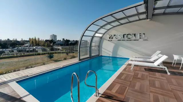Estancia con cena en habitación superior con vistas al puerto, a un paso de La Baule.
