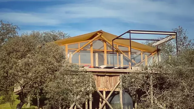 Een uitstapje in een tubbo met diner en romantische decoratie.