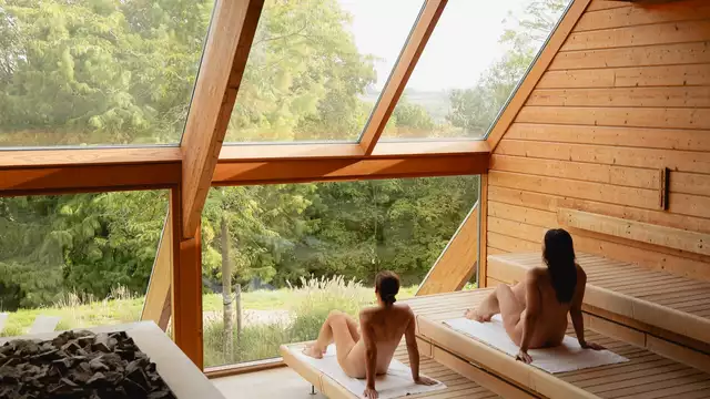 Disfrutad juntos de romanticismo y bienestar en una lujosa junior suite en Valkenburg