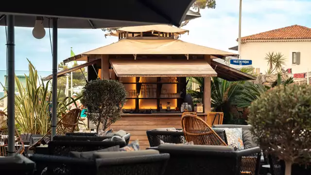 Escapada a bordo del mar en la Costa Azul con masaje y cena tradicional