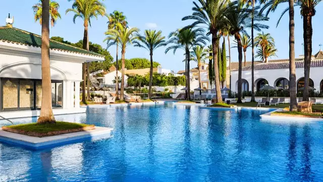 Estancia de lujo en Sotogrande con desayuno, botella de cava y salida tardía