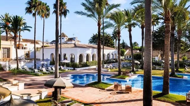 Disfruta de hotelazo con piscina en Sotogrande con media pensión y botella de cava