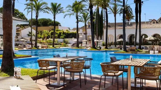 Estancia de lujo en Sotogrande con desayuno, botella de cava y salida tardía