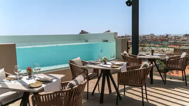 Escapada romántica con bombones y cava en la habitación para que los disfrutes en privado