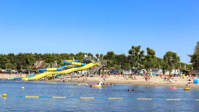 Sulla piccola spiaggia di Jabbeke + soggiorno e colazione gratuiti per il tuo bambino.