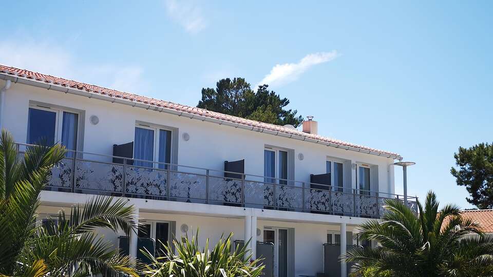 Détente dans un coin de paradis, avec piscine chauffée à quelques mètres de la plage, en Vendée