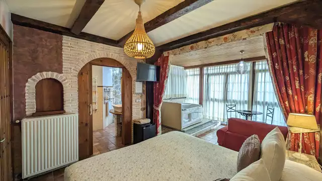 Escapada romántica en suite con jacuzzi en habitación y cava en entorno idílico
