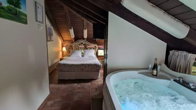 Escapada romántica en suite con jacuzzi en habitación y cava en entorno idílico