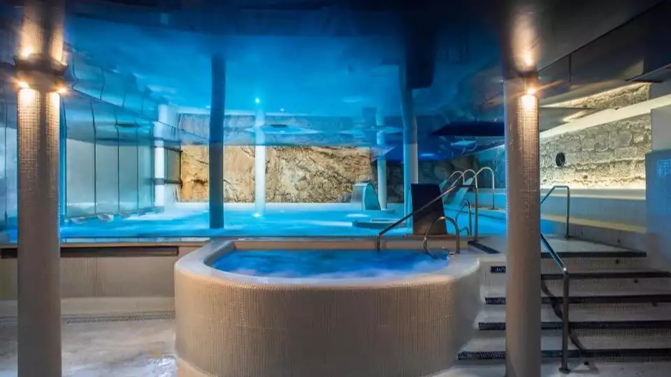 Escapada premium Acceso termal masaje y cena en La Hermida