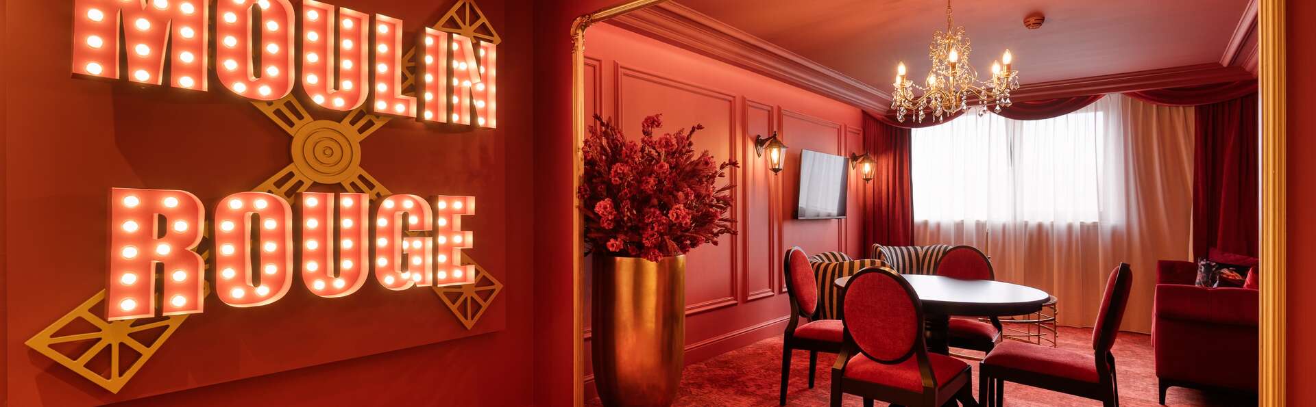 Séjour Inoubliable : Romantisme, Luxe et Jacuzzi vous attendent dans la Suite Moulin-Rouge