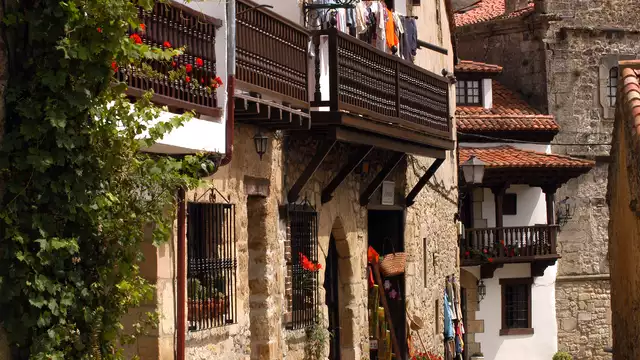 Escapada romántica en Santillana del Mar con desayuno y cava
