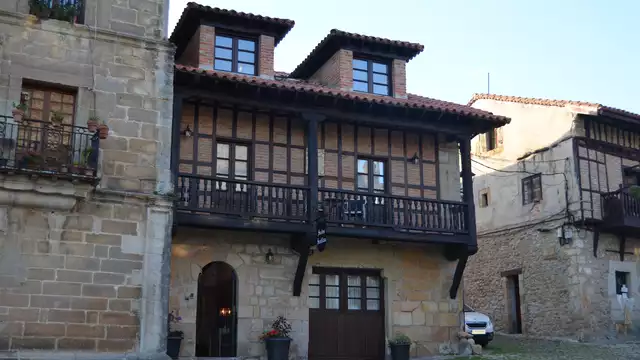 Escapada romántica en Santillana del Mar con desayuno y cava