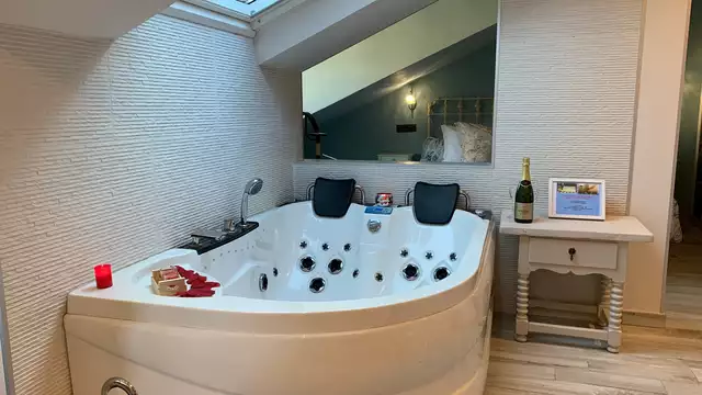 Escapada romántica en Santillana del Mar con desayuno y cava